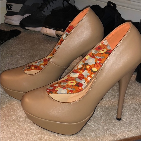 Nude platform pump, size 8. - Picture 2 of 3